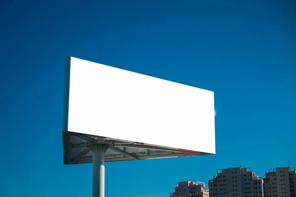 Burla de cartelera de triángulo o cartel publicitario con fondo de cielo azul — Foto de Stock