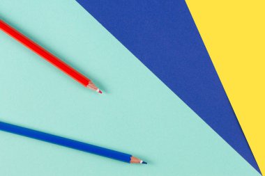 Kırmızı ve mavi kalem ile renkli kağıt