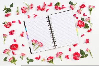 Açık kağıt defter ve gül çerçeve. Düz yatıyordu, en iyi görünümü