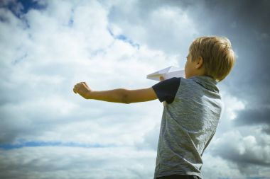 Kağıt Uçak mavi gökyüzü ile çocuk