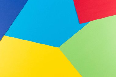 Sarı, yeşil, kırmızı ve mavi tonları ile kağıtları geometri düz kompozisyon arka planını renklendirin