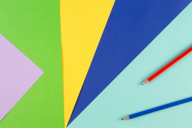 Kırmızı ve mavi kalem ile renkli kağıt