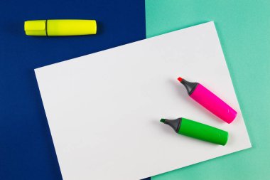 Sarı, pembe ve yeşil vurgulayıcılar işaretleri ile renkli arka plan üzerinde boş sayfa.