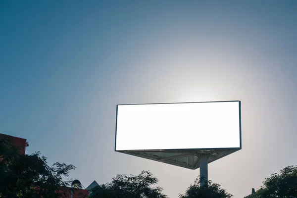 Макет трикутного рекламного щита або рекламного плаката з фоном блакитного неба — стокове фото