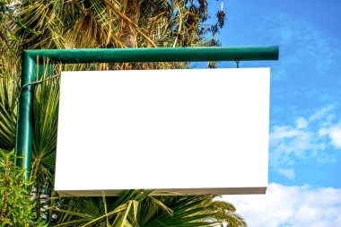 Dikdörtgen şeklinde deposu, dükkan ve Restoran tabela kadar sahte.