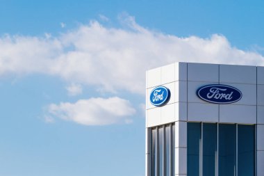 Finestrat, İspanya - 14 Kasım 2017: Ford motor şirketi logosuna Bayilik bina üzerinde 14 Kasım 2017 yılında Finestrat, Alicante Eyaleti, İspanya.