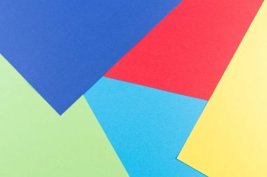 Sarı, yeşil, kırmızı ve mavi tonları ile kağıtları geometri düz kompozisyon arka planını renklendirin