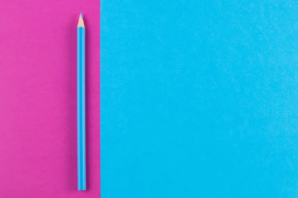 Papeles de color creativos mínimos geometría fondo de composición plana con lápiz de color azul — Foto de Stock