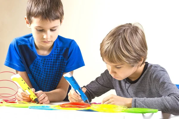 Niños creando con lápiz de impresión 3D — Foto de Stock
