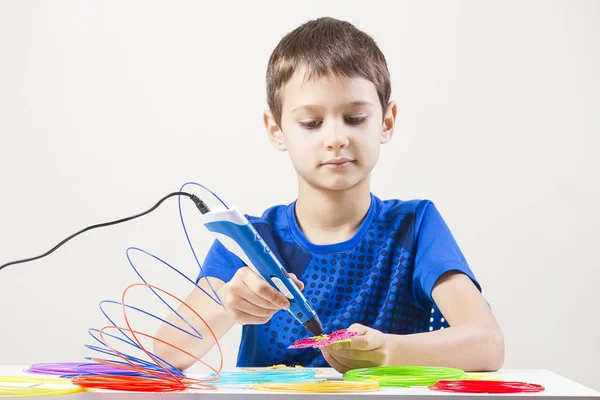 Criança criando com caneta de impressão 3d — Fotografia de Stock