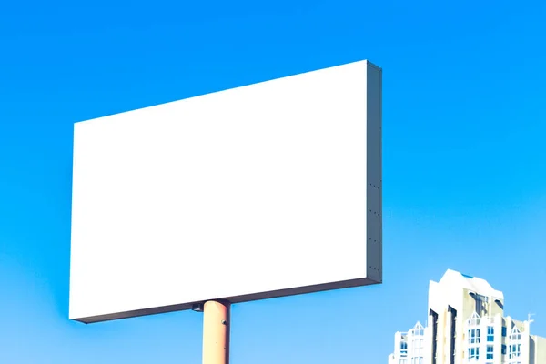 Mock-up der leeren Werbetafel, Außenwerbetafel mit Stadt und blauem Himmel Hintergrund — Stockfoto