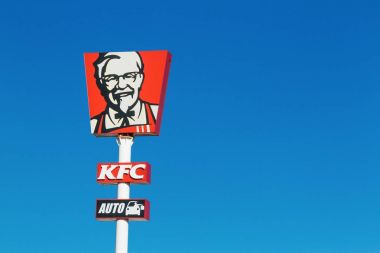 Finestrat, İspanya - 14 Kasım 2017: Kfc logo üzerinde mavi gökyüzü. KFC konusunda uzmanlaşmış bir Amerikan fast food restoran zinciri içinde kızarmış tavuk olduğunu.