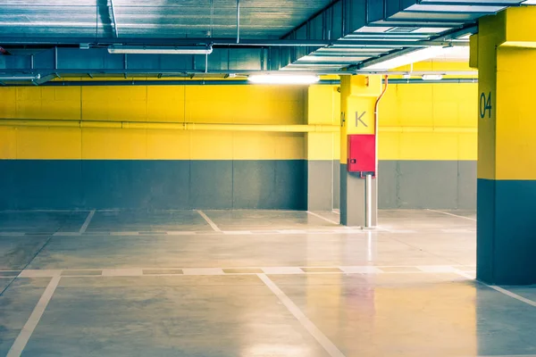 Parking vide garage souterrain intérieur dans l'immeuble ou au supermarché — Photo