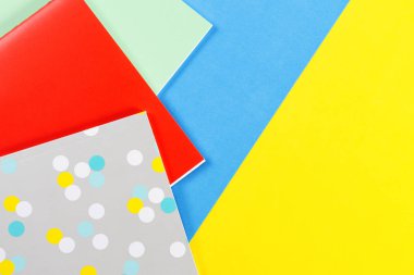 Mavi ve sarı arka plan üzerinde renkli Notebook