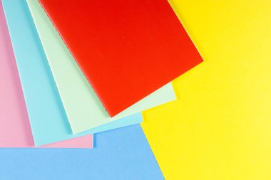 Mavi ve sarı arka plan üzerinde renkli Notebook