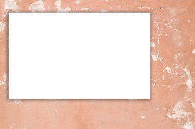 Model yap. Boş ilan panosu, reklam panosu, şehirdeki eski grunge duvarında halka açık bilgi panosu.