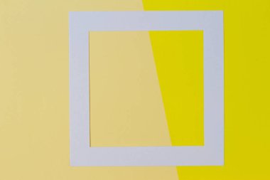 Kopya alanı iki sesleri Sarı zemin üzerine boş beyaz çerçeve