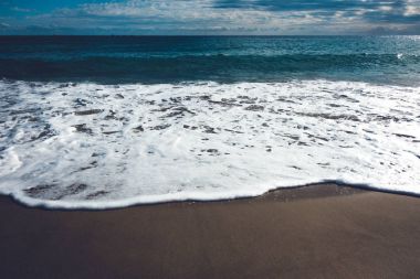 Plaj ve deniz mavi gökyüzü ile peyzaj