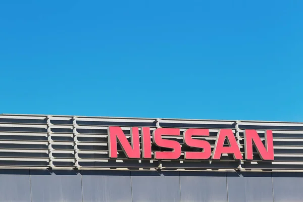 Finestrat, Spain - November 14, 2017: Nissan company name in front of dealership building on November 14, 2017 in Finestrat, Spain — Stock Photo, Image