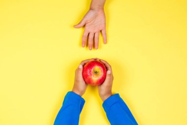Kırmızı elma başka bir Childs'ın elinden alarak çocuk el