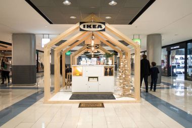 Finestrat, İspanya - 26 Aralık 2017: Yeni IKEA stand La Marina Alışveriş Merkezi, Finestrat, İspanya. Yeni konsept Müşteri Danışma ve hizmet, online alışveriş noktası
