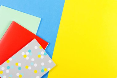 Mavi ve sarı arka plan üzerinde renkli Notebook