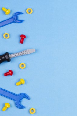 Oyuncaklar arka plan. Mavi arka plan üzerinde oyuncak araçlar. Üstten Görünüm