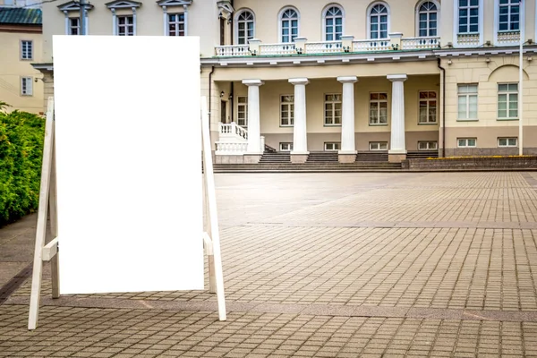 Faz asneira. cartaz em branco ao ar livre, publicidade ao ar livre, informações públicas stand board na cidade . — Fotografia de Stock