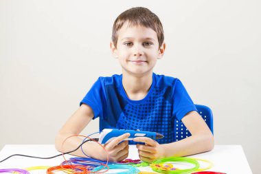 Çocuk 3D yazdırma kalemi ile oluşturma