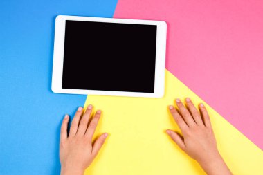 Tablet bilgisayarda renkli arka plan ile çocuk el