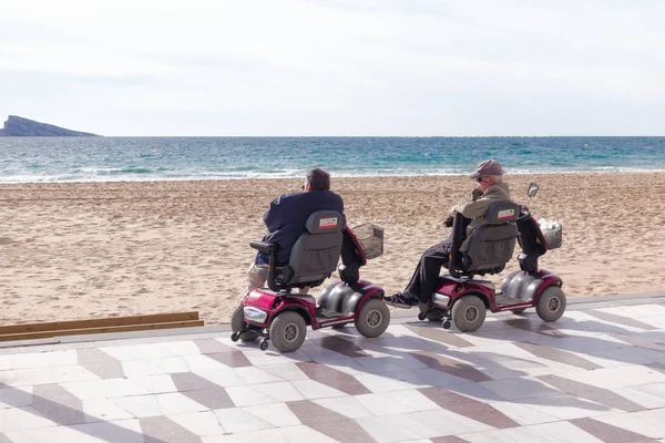 Benidorm, İspanya - 14 Ocak 2018: Yaşlılar hareketlilik scooter denizin Benidorm, İspanya için arıyorsunuz