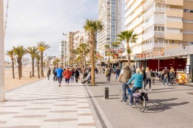 Benidorm, İspanya - 14 Ocak 2018: Benidorm, İspanya tatil keyfini insanlar.