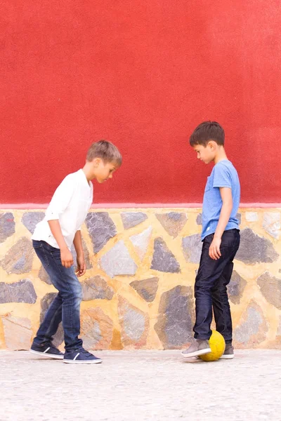 Meninos brincando com bola de futebol ao ar livre — Fotografia de Stock
