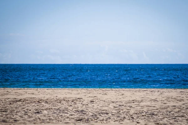 Mar, arena y cielo de fondo — Foto de Stock