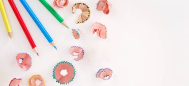 renkli kalemler ve beyaz arka plan üzerinde talaşı