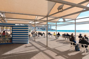 Benidorm, İspanya - 14 Ocak 2018: genel Benidorm Levante Beach Kütüphane bölgede oturan insanlar