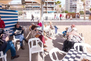 Benidorm, İspanya - 14 Ocak 2018: dinlenme, okumak, genel Benidorm Levante Beach Kütüphane alanında satranç oynayan insanlar