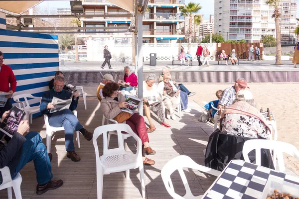 Benidorm, España - 14 de enero de 2018: Gente descansando, leyendo y jugando al ajedrez en la zona pública de la Biblioteca de Benidorm Levante Beach — Foto de Stock