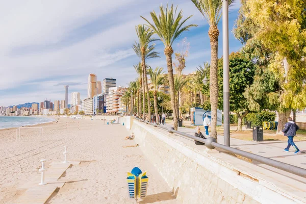 Benidorm, Espagne - 14 janvier 2018 : Plage et promenade de Benidorm Poniente, Benidorm, Costa Blanca, Espagne . — Photo