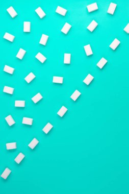 Çapraz çizgiler mavi zemin üzerine düzenlenen kesme beyaz şeker