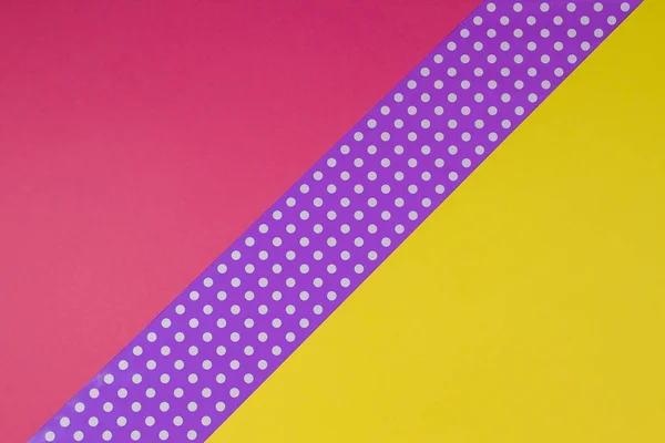 Resumen geométrico amarillo, púrpura y violeta fondo de papel de lunares. — Foto de Stock