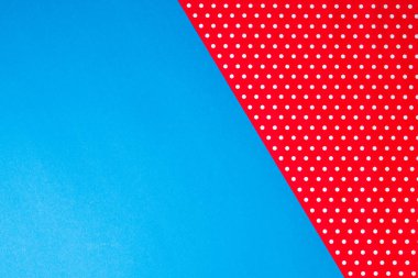 Geometrik mavi ve kırmızı puantiyeli kağıt arka plan.