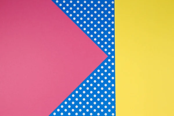 Fondo abstracto geométrico de papel de lunares amarillo, rosa y azul . — Foto de Stock