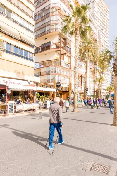 Benidorm, España - 14 de enero de 2018: Gente disfrutando de unas vacaciones en Benidorm, España . — Foto de Stock