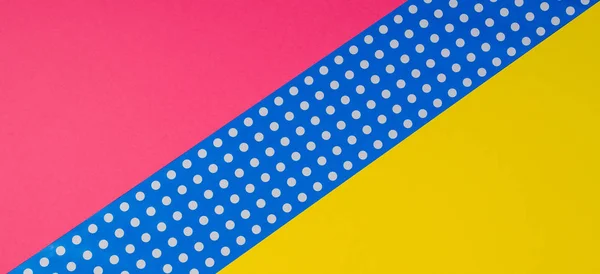 Fondo abstracto geométrico de papel de lunares amarillo, rosa y azul . — Foto de Stock