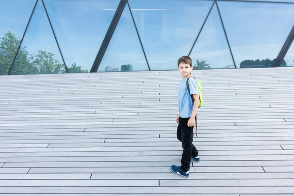 Sonriente niño con mochila al aire libre —  Fotos de Stock