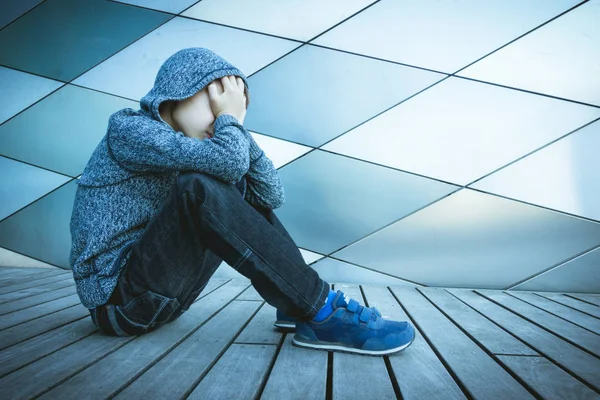 Ledsen, ensam, olycklig barnet håller huvudet med händerna — Stockfoto