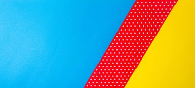 Geometrik mavi, sarı ve kırmızı puantiyeli kağıt arka plan.