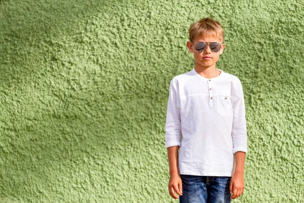 Lindo chico con gafas de sol al aire libre — Foto de Stock