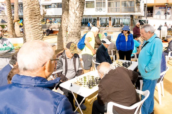 Benidorm, España - 29 de enero: Gente jugando al ajedrez al aire libre en Benidorm, España — Foto de Stock